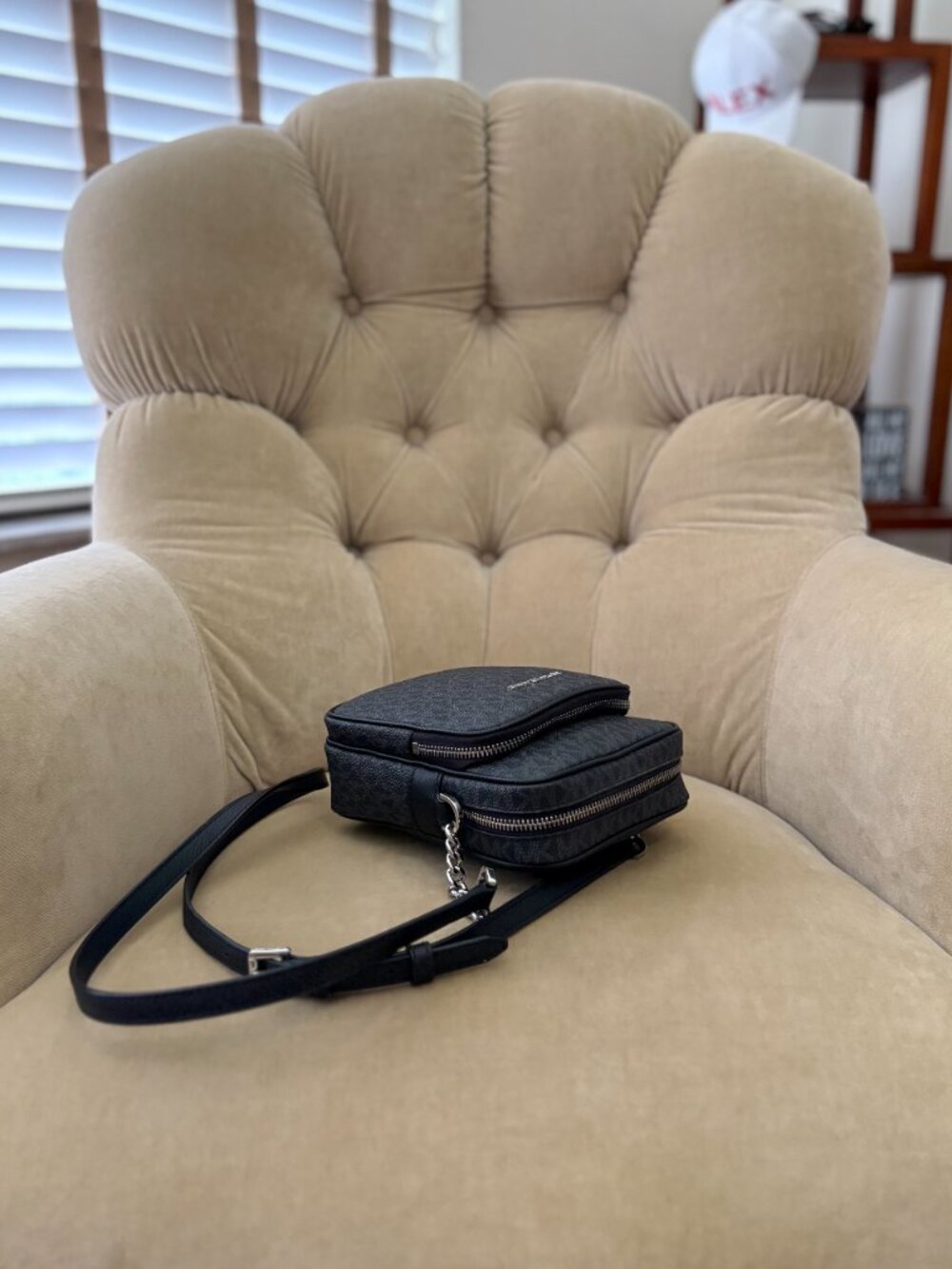 Auth MICHAEL KORS Iconic Jet Set Travel Vertical Camera Crossbody Bag - Picture 4 of 7
